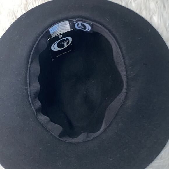 Wide-brimmed hat in black with a red ribbon around Giovanni's head. - Picture 4 of 7